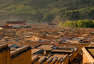 Tibetan New Year draws more tourists to northwest China