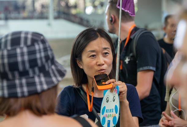 College students rush to become tour guides for foreign visitors in China 